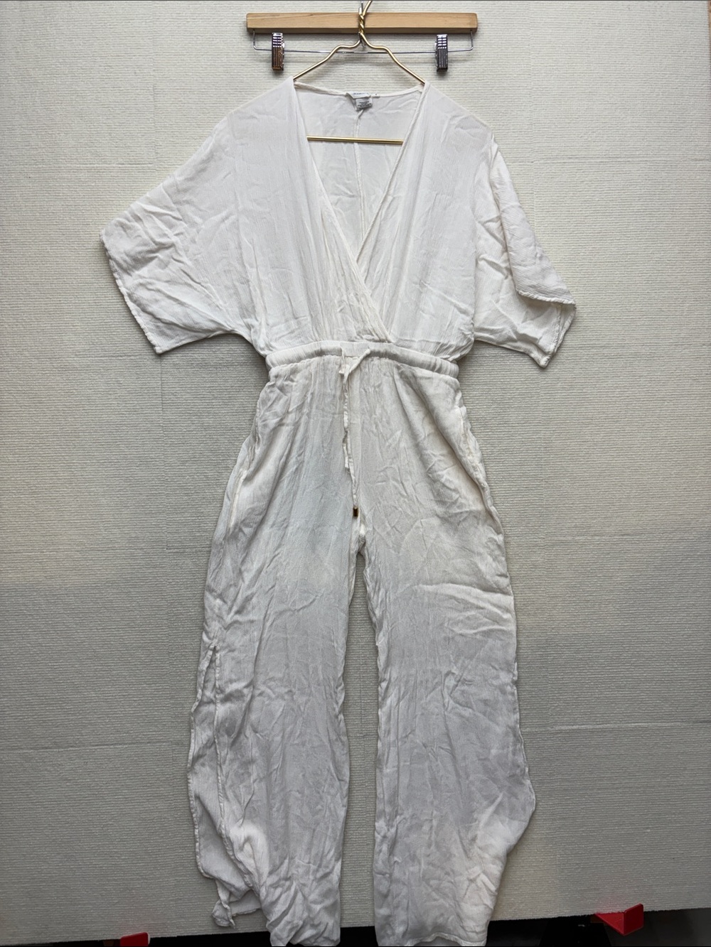 Bleu Rod Beattie cream off white Women's V-Neck Tie-Waist Jumpsuit small